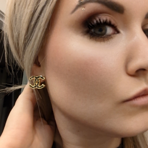 SOLD DIRECTLY Auth Chanel black with gold flake CC stud earrings Med/LRG size! - Picture 3 of 14